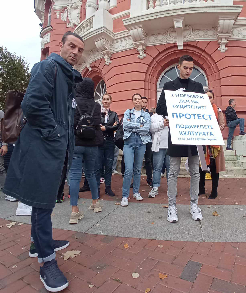 Варненските театрали на протест с искане за достойни възнаграждения (СНИМКИ)